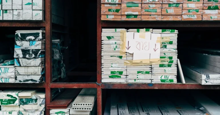 Kartony i regały w magazynie rosnącej firmy handlowej