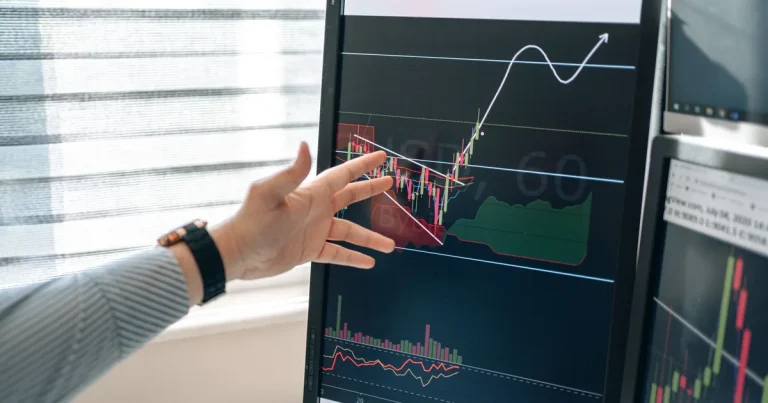 Ekran z dashboardem i wskaźnikami KPI placówki handlowej