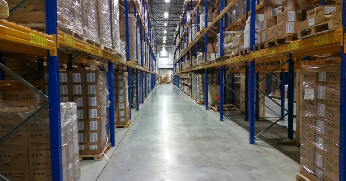 Martwy stock: jak odzyskać kapitał zamrożony w magazynie