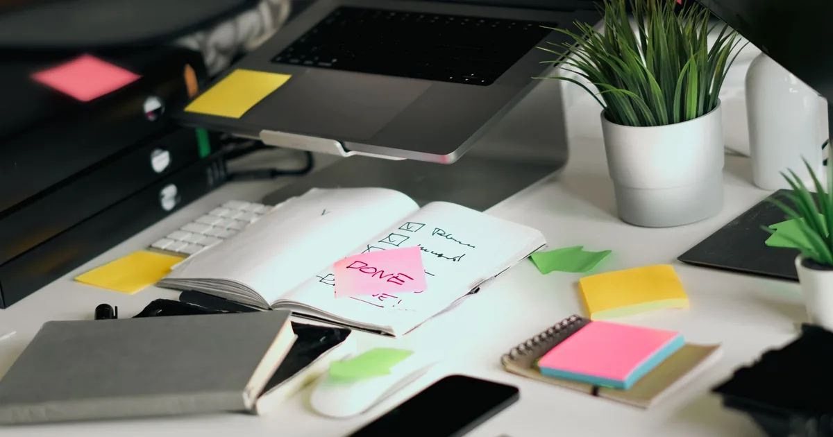 Onboarding nowego pracownika: pierwsze 30/60/90 dni bez chaosu