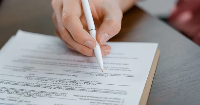 Formularz reklamacyjny i checklista wypełniane długopisem