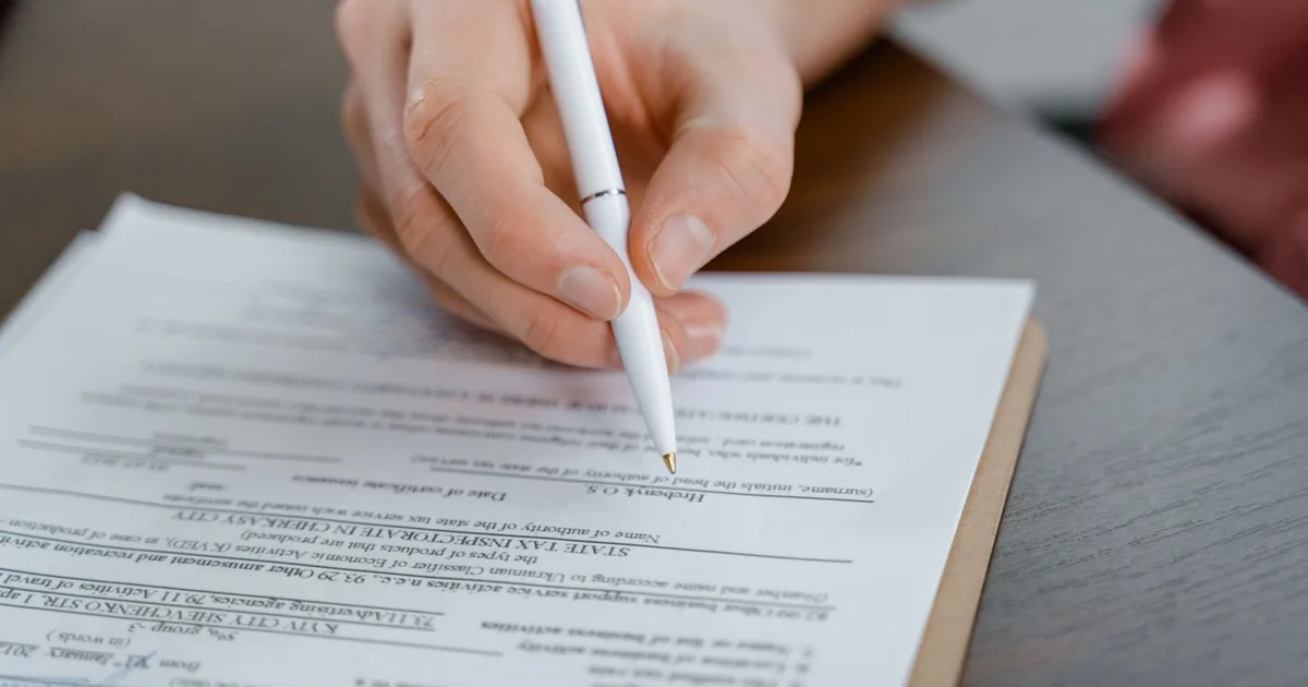 Formularz reklamacyjny i checklista wypełniane długopisem
